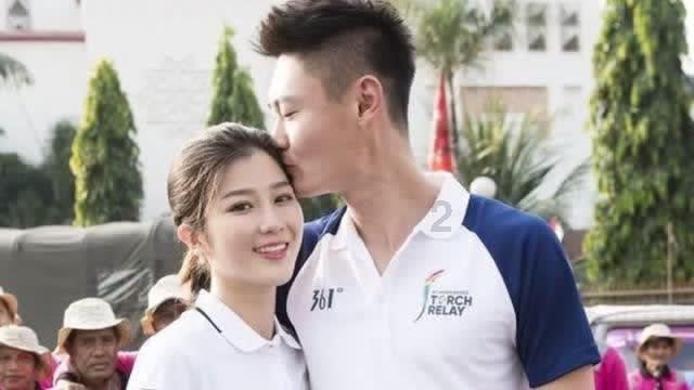 男孩吃鸡腿