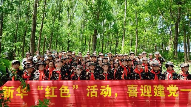 《绯闻女孩》男主艾德·维斯特维克与女星艾米·杰克逊官宣订婚